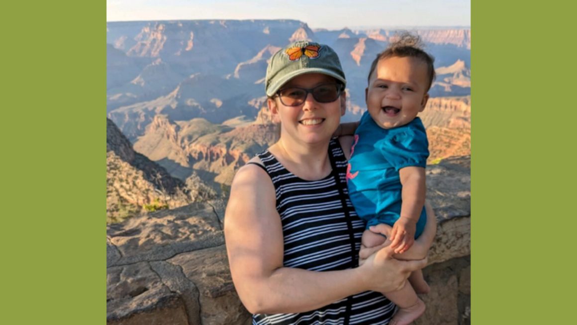 Liz posing with her daughter at the grand canyon